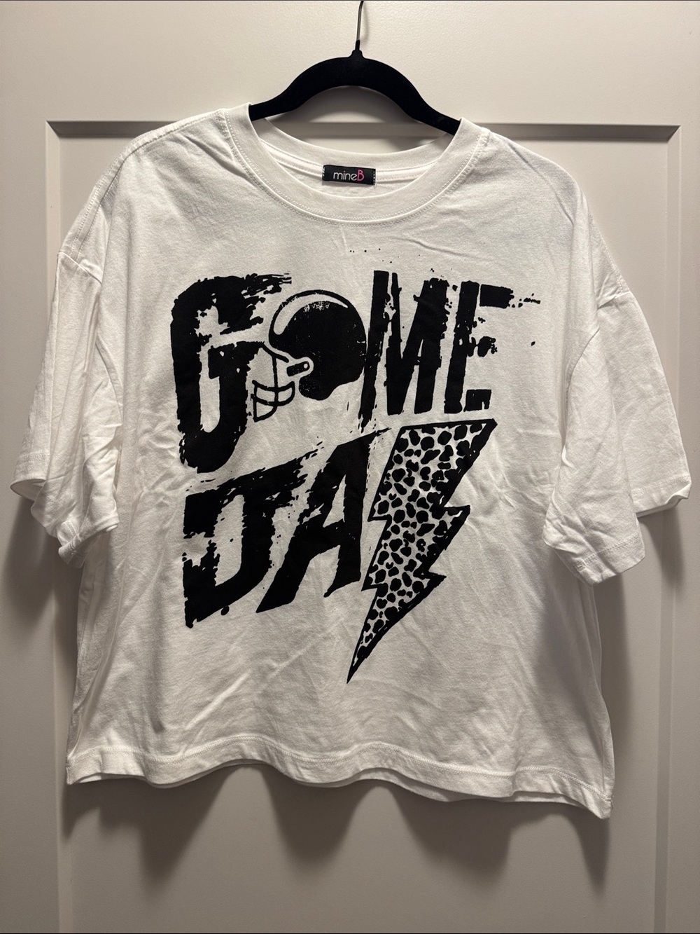 🆕Cute mineB White Crop Tee w Black 'Game Day' Lightning Graphic. M or L. NWOT!🔥🖤
